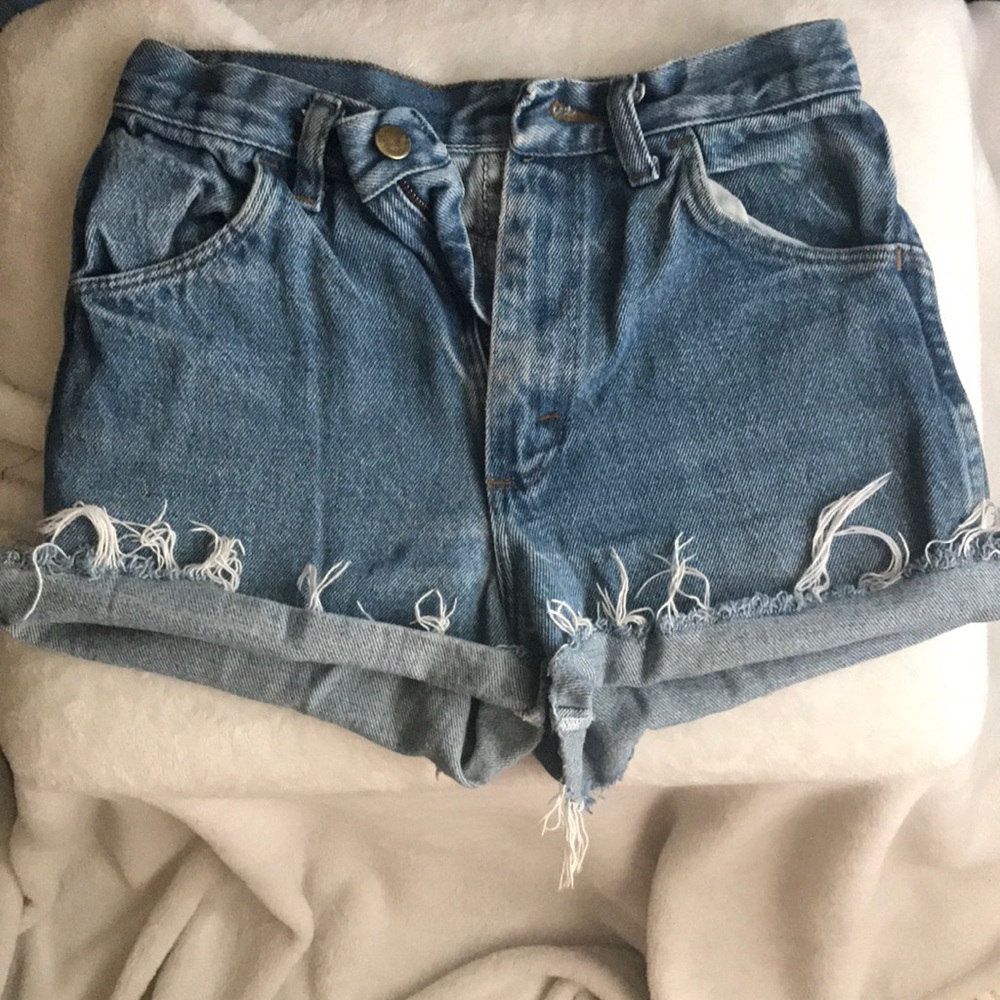 super cute denim shorts💛